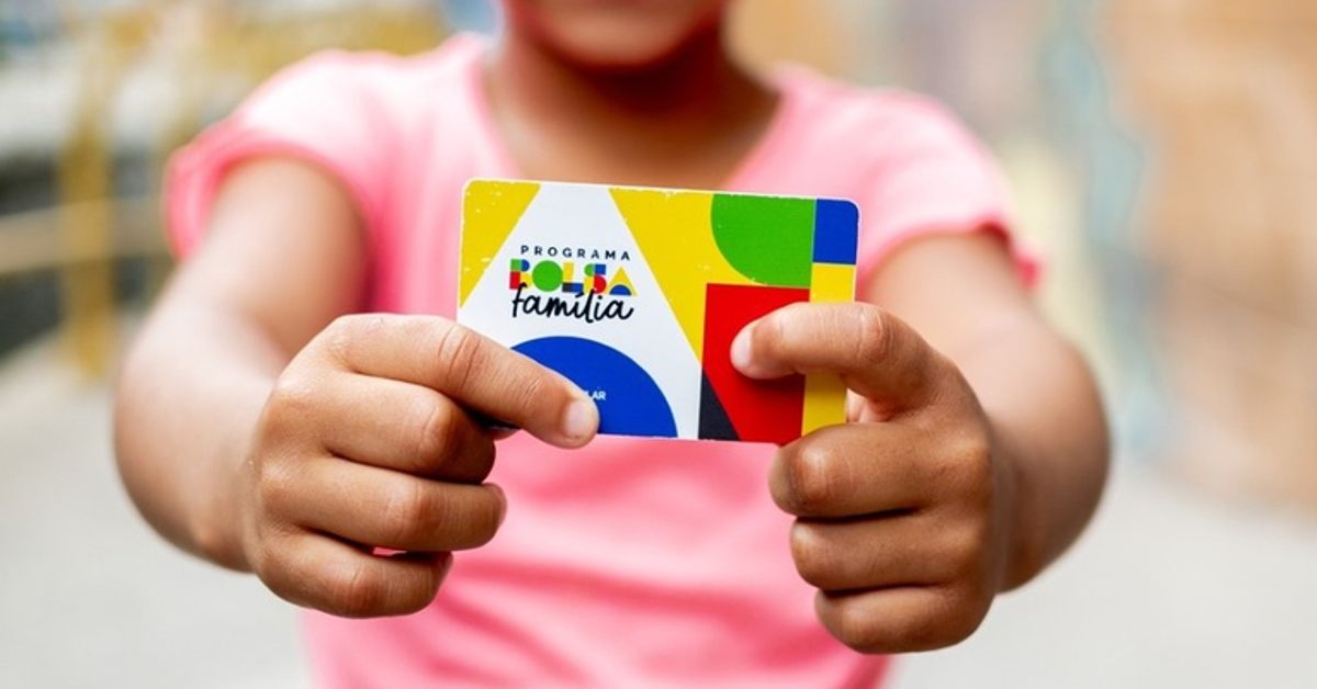 Família beneficiária do Bolsa Família recebendo o benefício