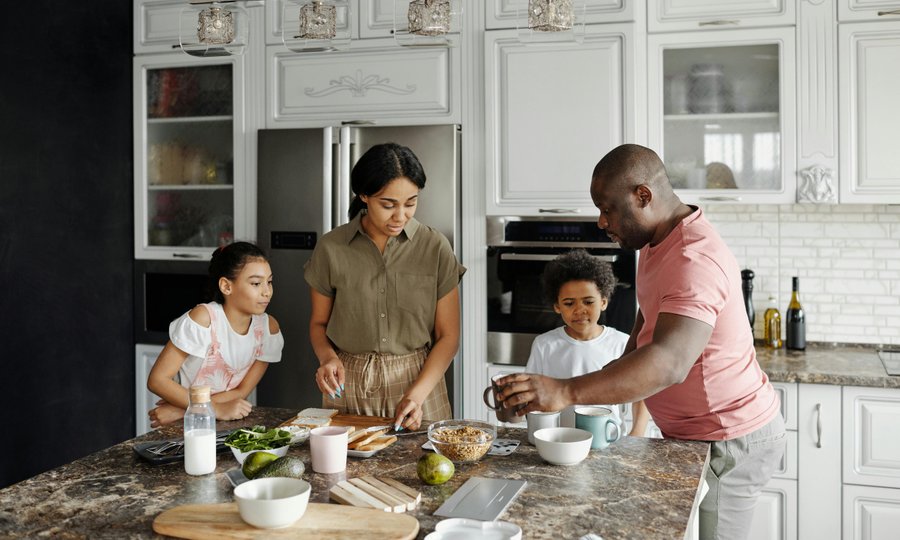 Família cozinhando com o botijão garantido pelo Gás do Povo