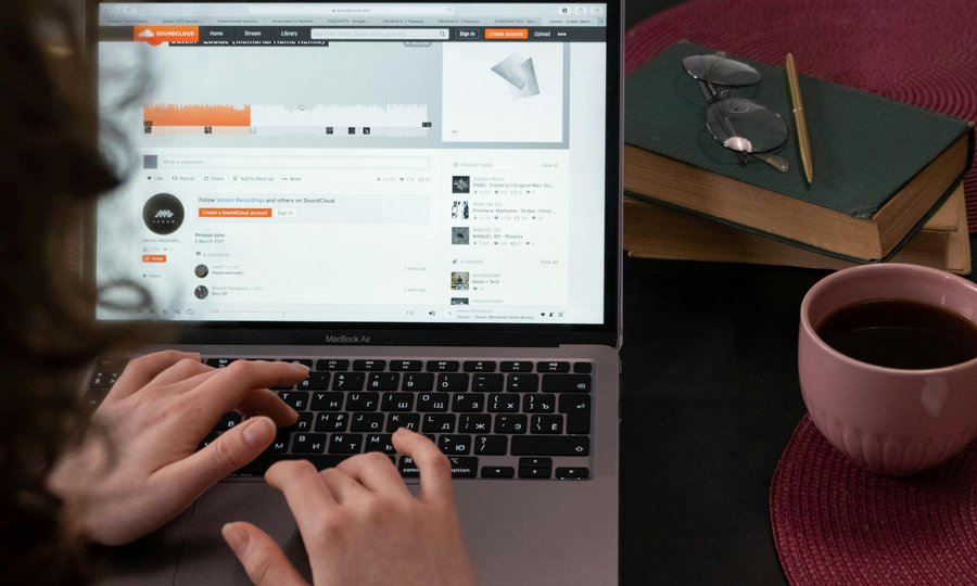 Trabalhar com laptop em casa para renda extra