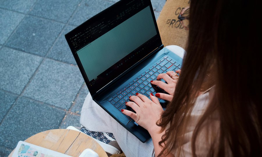 Freelancer trabalhando online com renda extra