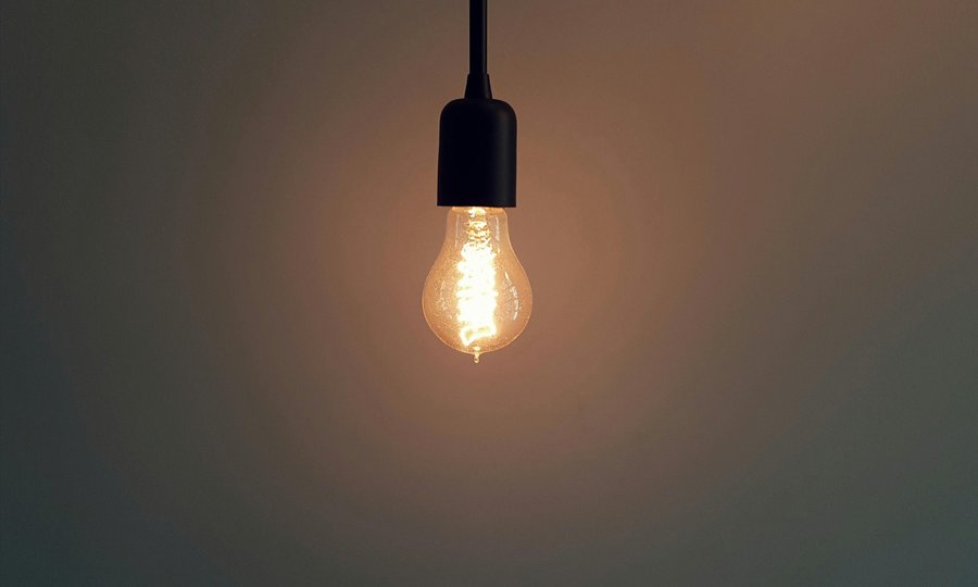 Lâmpada acesa - conta de luz alta