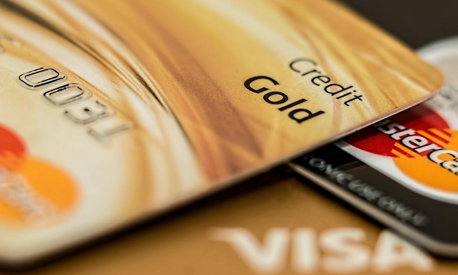Cartões de crédito coloridos sobre mesa - sem anuidade