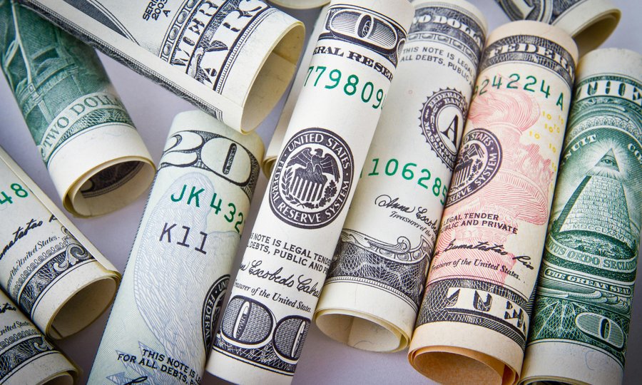 Moedas empilhadas representando crescimento por juros compostos