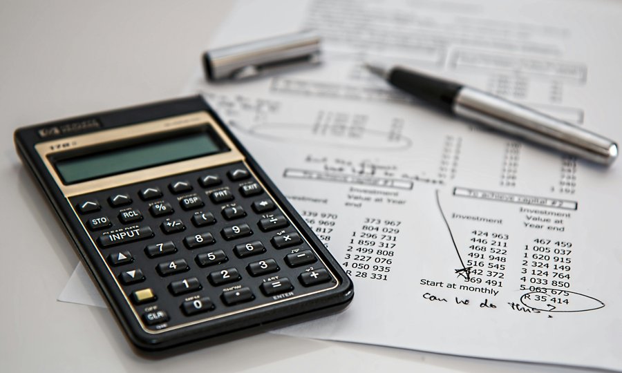Calculadora e caderno para aplicar o método 50-30-20 de orçamento pessoal