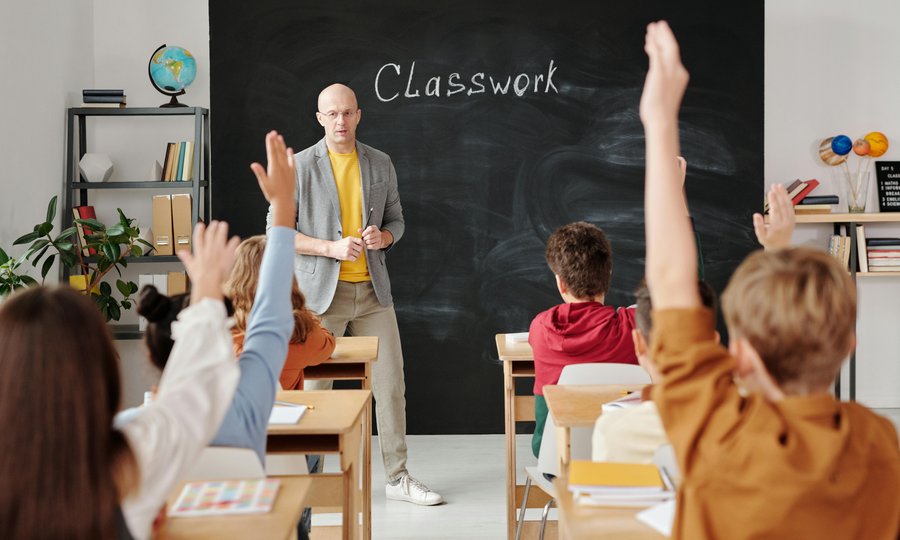 Estudante do ensino médio recebendo Pé-de-Meia junho 2026