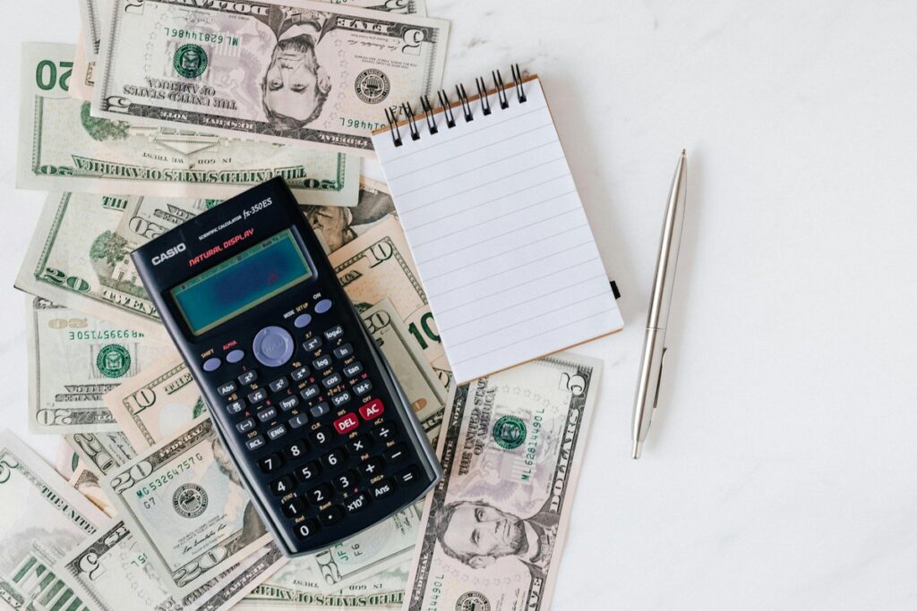 Dinheiro economizado em cofre e planejamento financeiro