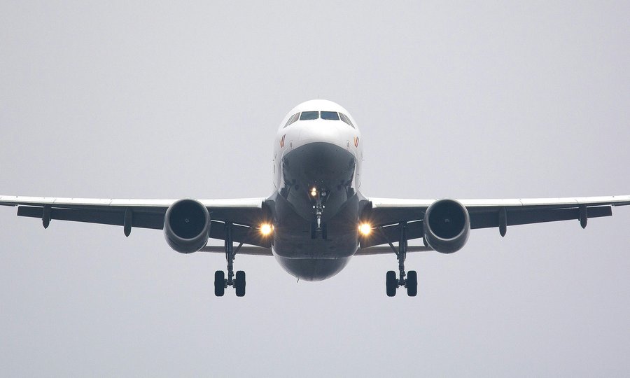 avião em voo representando programa de milhas aéreas 2026