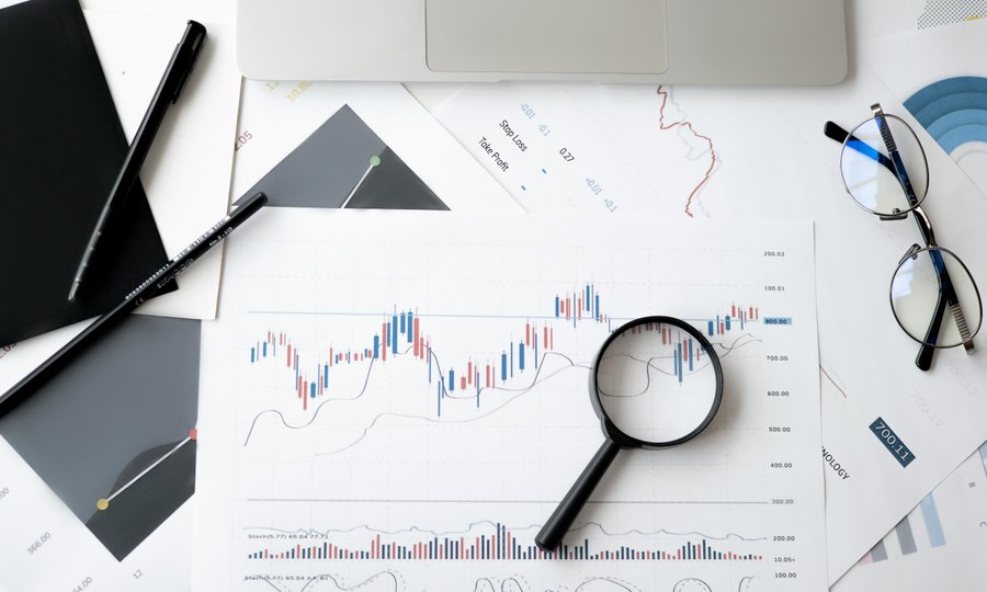Pessoa analisando Tesouro IPCA+ em 2026