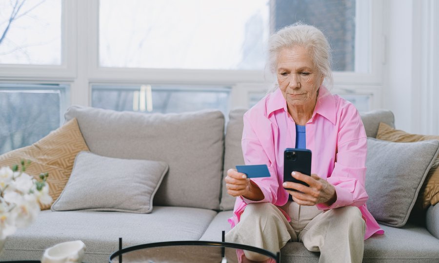 13º salário do INSS 2026: aposentada conferindo o benefício pelo celular