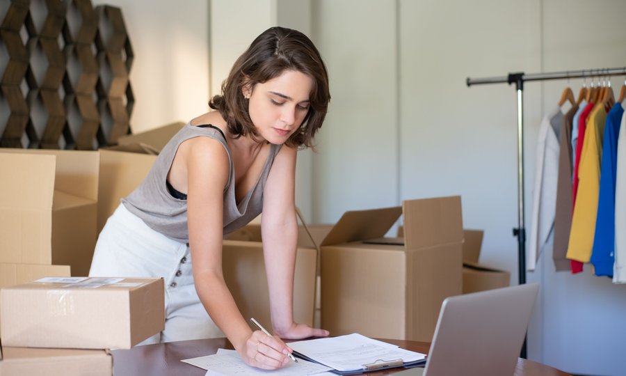 Como declarar MEI atrasado: empreendedora organizando o negócio em casa