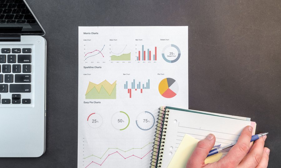 Notebook e gráficos mostrando como organizar a vida financeira em 2026