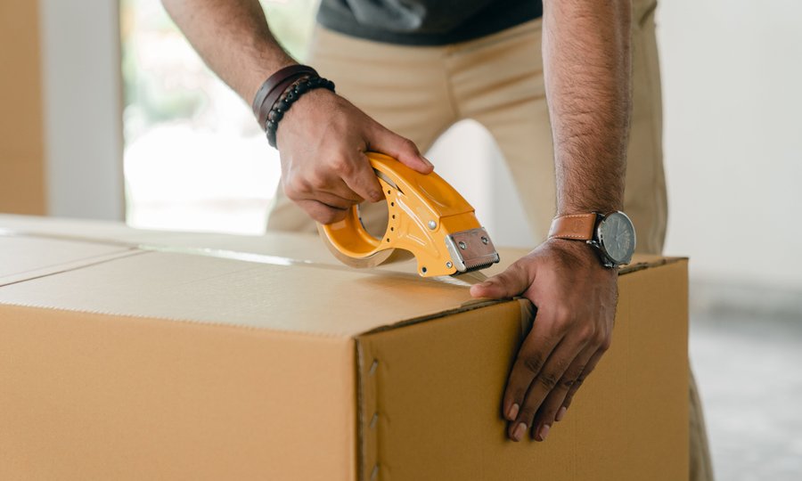 Vendedor embalando caixa de pedido para vender no Mercado Livre