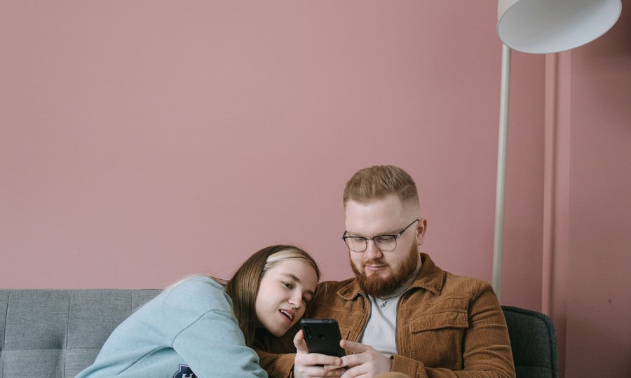 Casal abrindo conta conjunta digital pelo celular