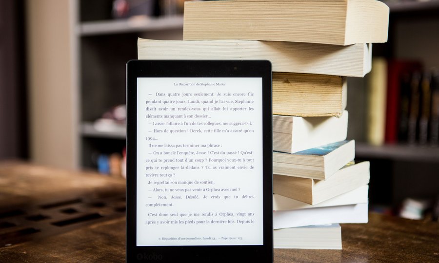 Leitor digital sobre livros com ebooks de educação financeira gratuitos