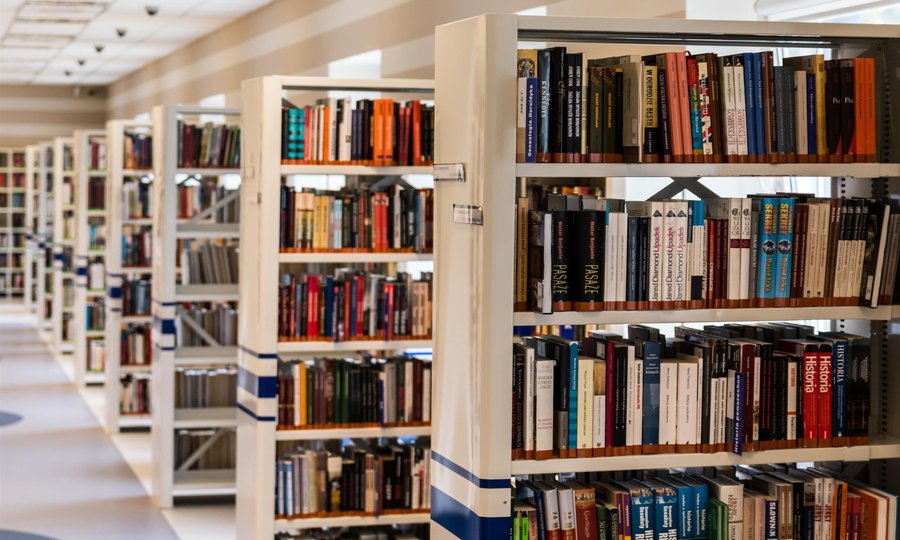 Estante de livros complementando os ebooks de educação financeira