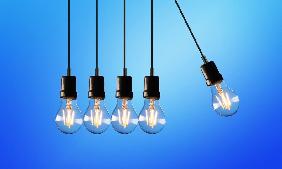 Lâmpadas acesas representando a tarifa social de energia elétrica 2026