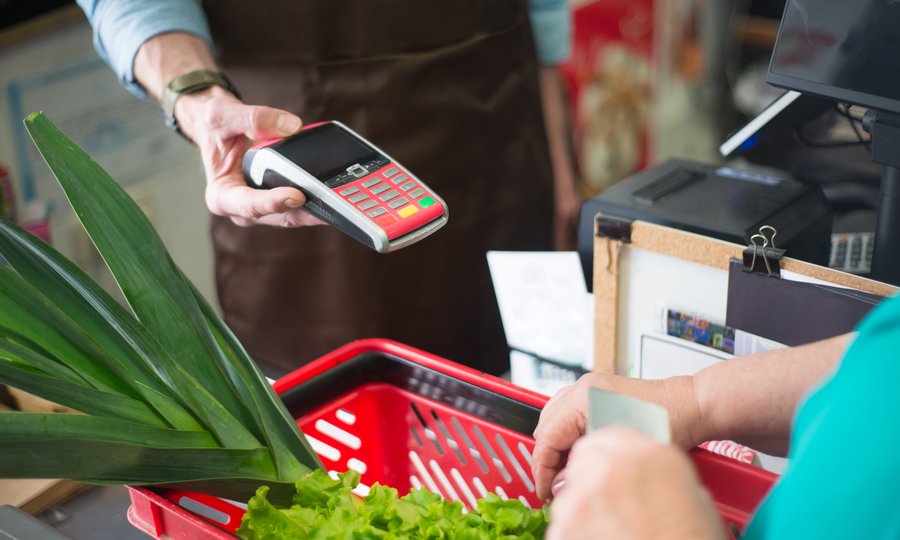 Vale-alimentação em dinheiro usado em compras no supermercado