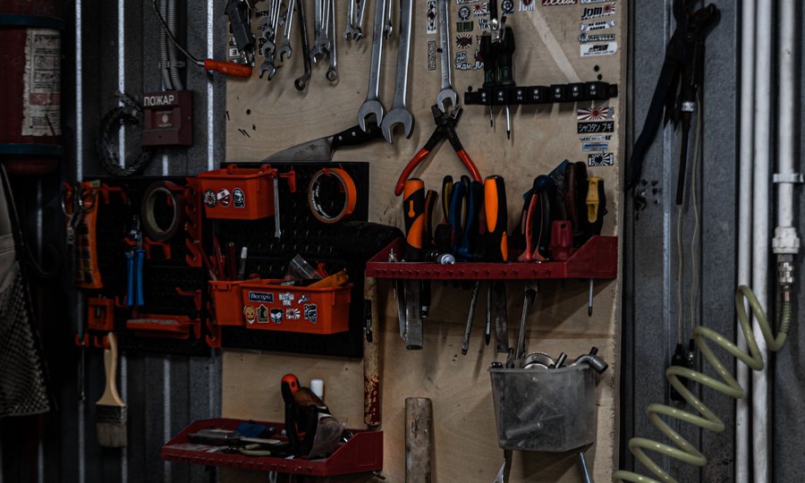 Garagem organizada com ferramentas para alugar objetos parados em casa