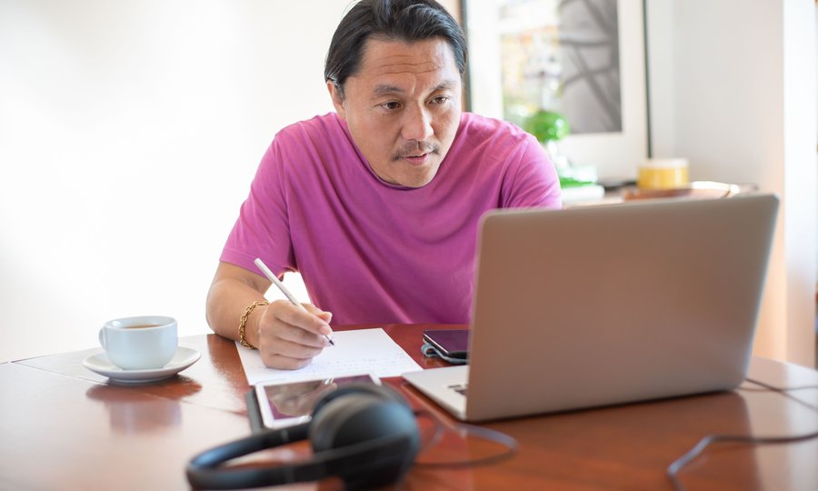 aprender com canais de YouTube de finanças fazendo anotações