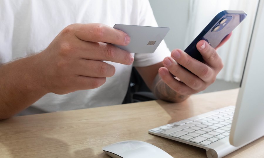 cartão de débito virtual usado no celular em 2026