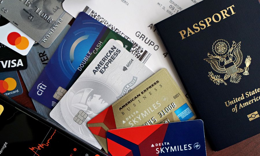 Cartão internacional sem anuidade: passaporte e cartões para viagem