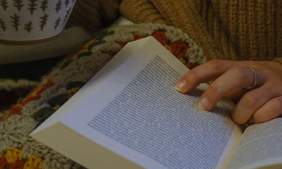 Leitura com café representando estudo sobre o movimento FIRE