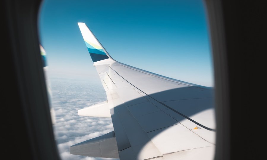 Programa de milhas: asa de avião representando Smiles, TudoAzul e Livelo