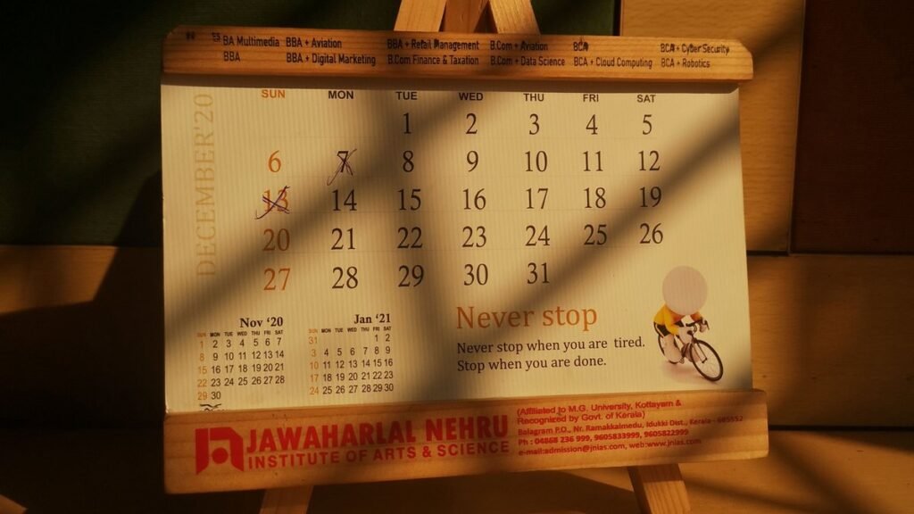Calendário de parede com as datas do Bolsa Família em agosto de 2026