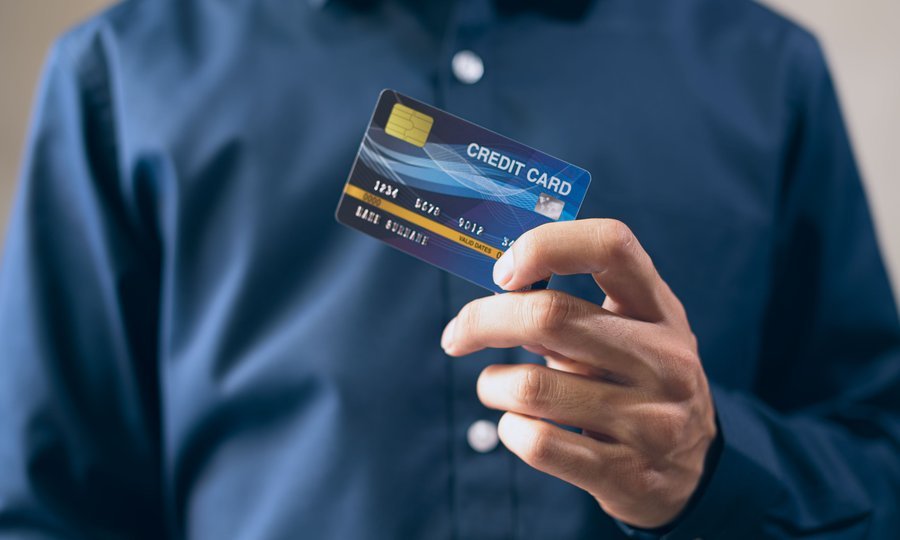 Empreendedor segurando cartão de crédito para MEI