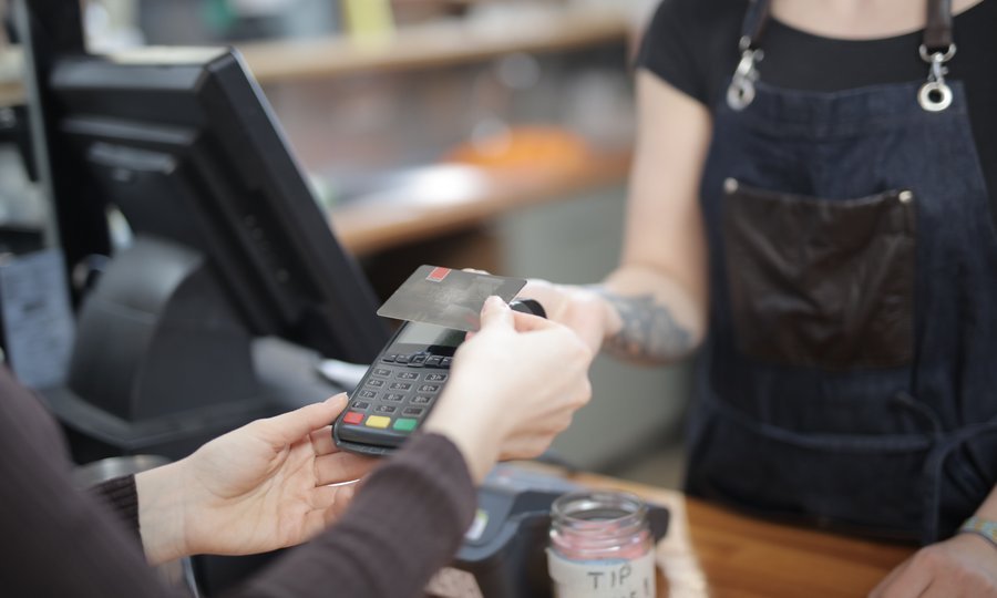 Pequeno negócio usando cartão de crédito para MEI no balcão