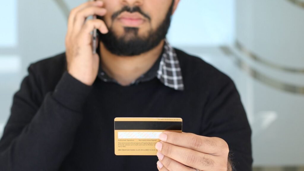 Homem liga para a central para saber como cancelar cartão de crédito