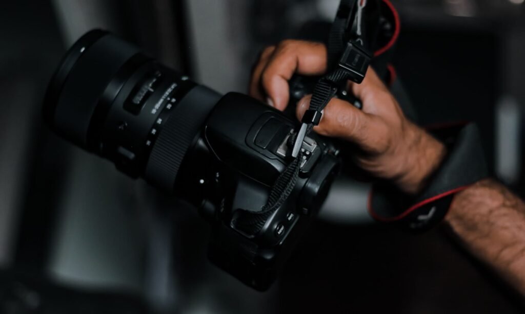 Fotografo com camera para ganhar dinheiro vendendo fotos