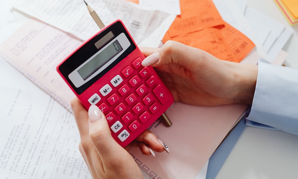 Pessoa calculando se vale fundo DI ou Tesouro Selic