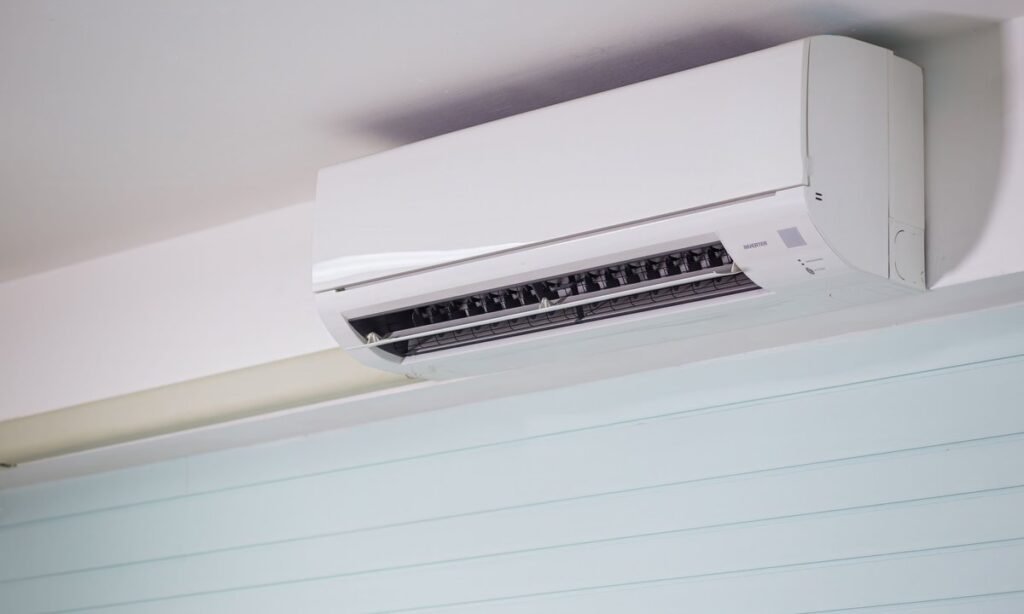 Aparelho split na parede e o consumo do ar-condicionado na conta de luz