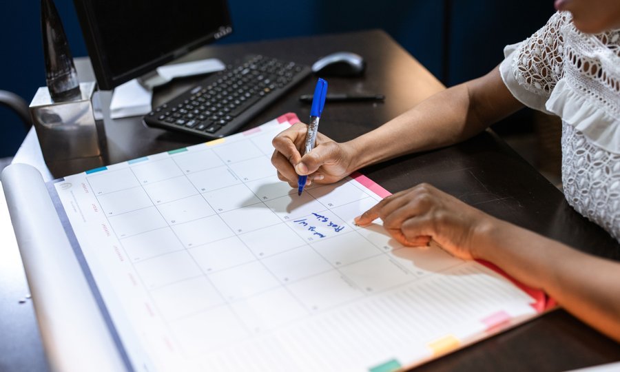 Calendário e caderno usados para planejar as despesas de janeiro