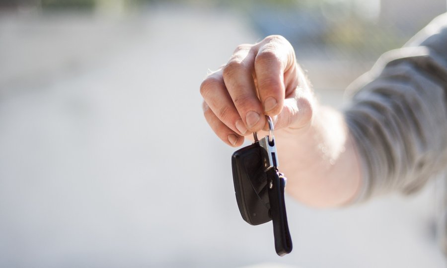 Carro estacionado na garagem, fator que ajuda a economizar no seguro do carro