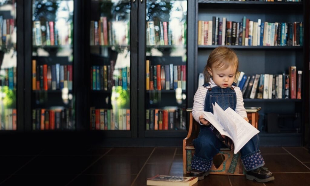 Criança lendo diante de estantes com livros de educação financeira infantil