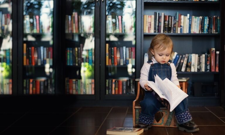 Criança lendo diante de estantes com livros de educação financeira infantil