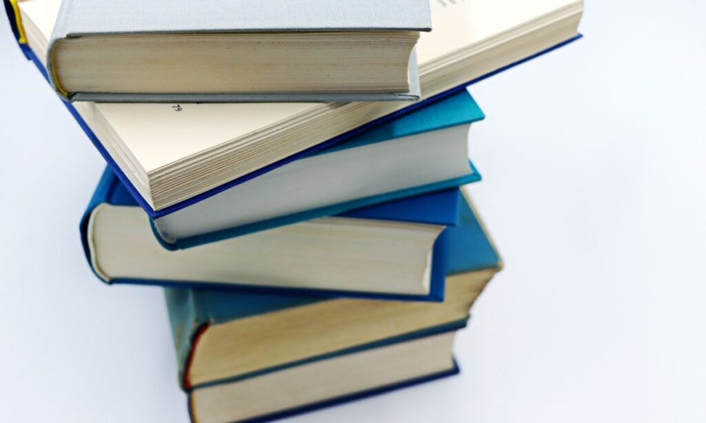 Pilha de livros para planejar a aposentadoria