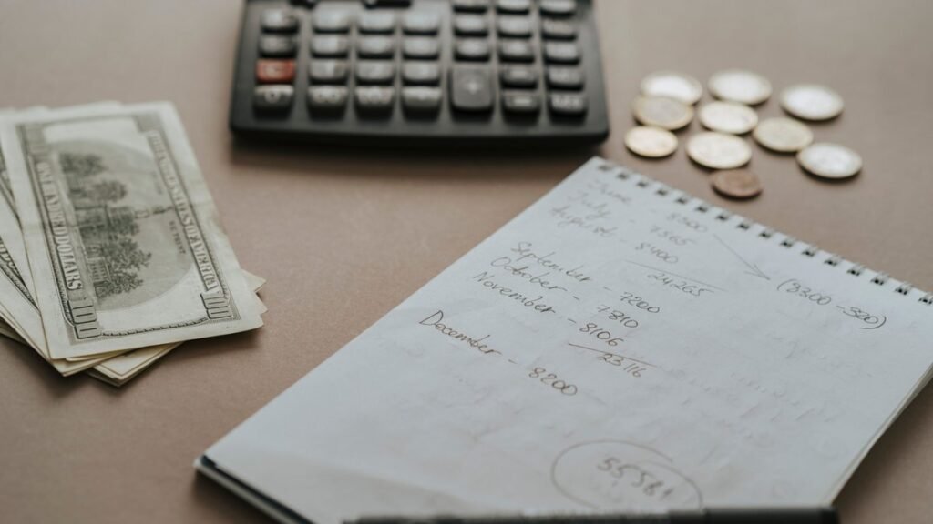 Caderno e calculadora usados no método 50-30-20 com salário mínimo