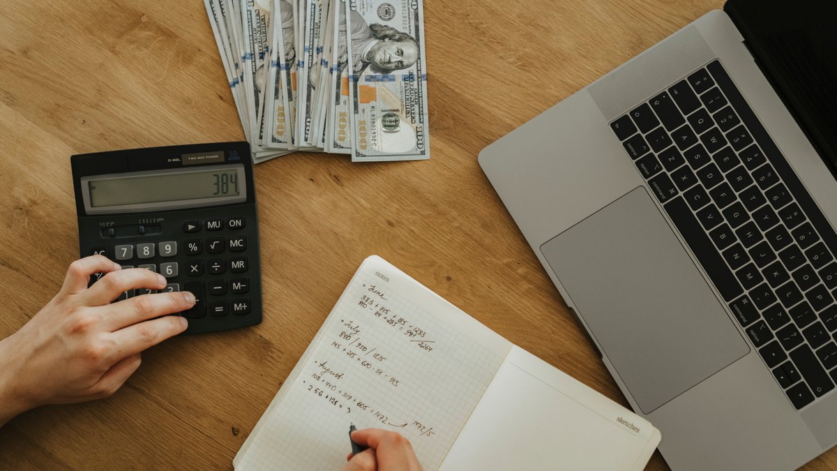Planilha e calculadora usadas para aplicar o método 50-30-20 com salário mínimo
