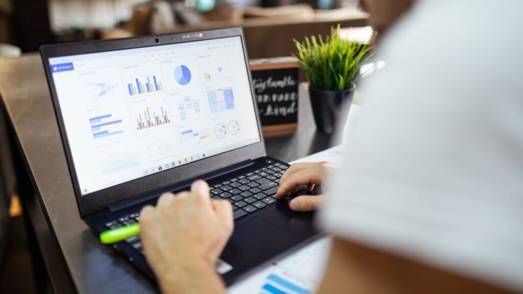 Notebook com planilha de controle financeiro grátis aberta na tela