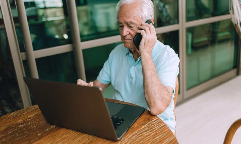 Aposentado buscando renda extra para aposentados no computador