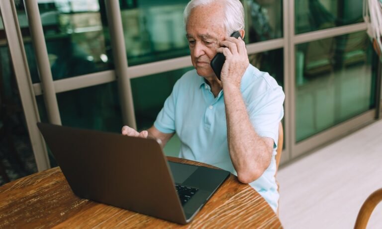 Aposentado buscando renda extra para aposentados no computador