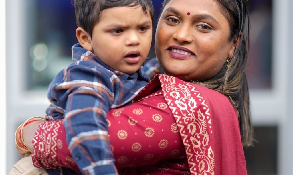 Mãe com filho pequeno e o salário-família 2026