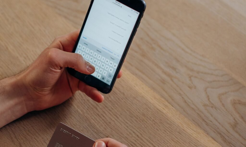 Celular com aplicativo de banco e as tarifas em conta digital
