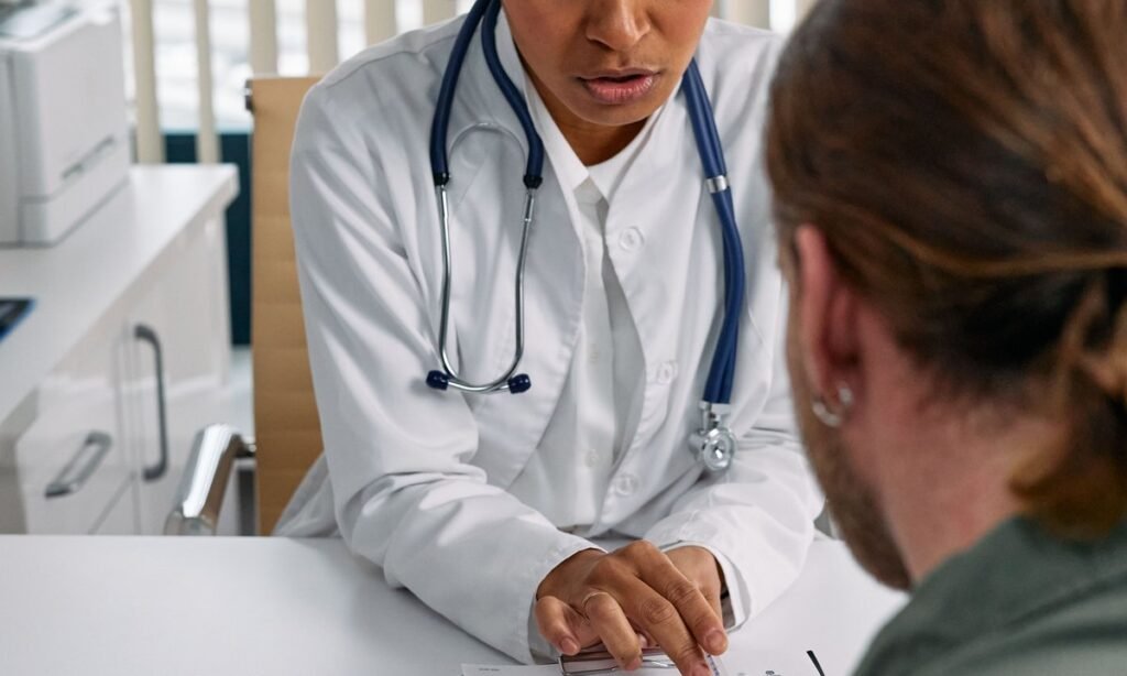 Médico atendendo paciente e preenchendo atestado para auxílio-doença sem perícia