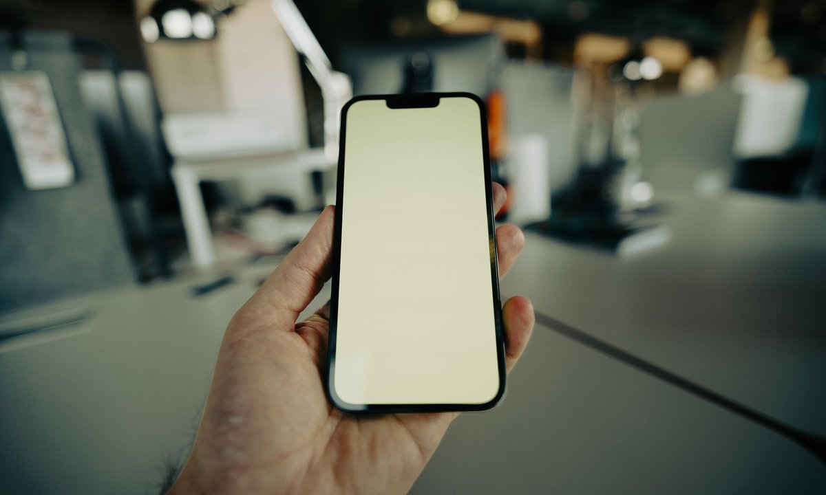 Celular na mão para pagar a multa por não votar pelo Pix