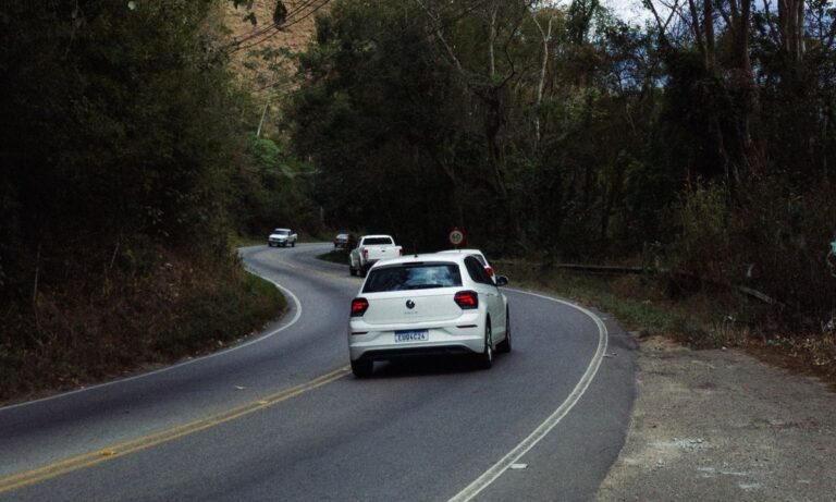 Carro em estrada sinuosa durante uma viagem de carro no feriado