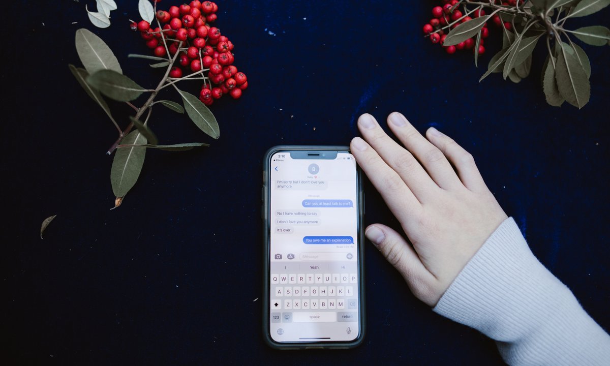 Celular sobre a mesa com aplicativo aberto para resgatar valores a receber do Banco Central
